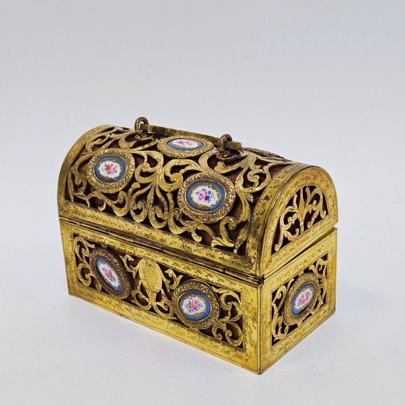 Старинный набор флаконов в бронзовой шкатулке с ключом со вставками из фарфора Sevres? Франция, середина 19 века