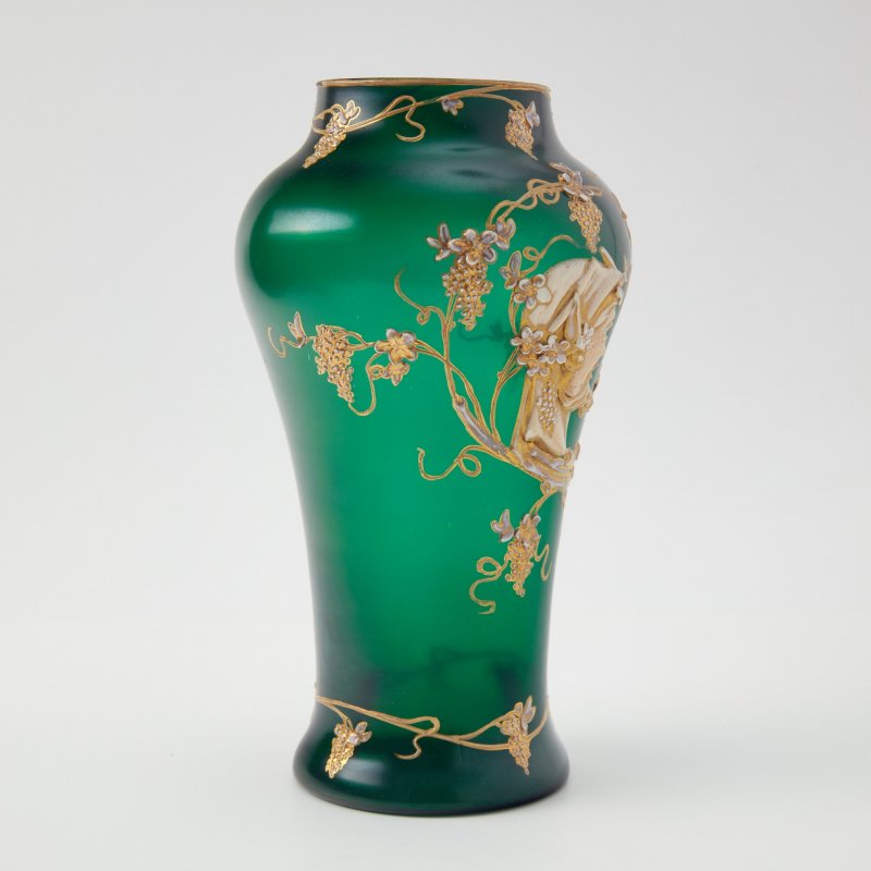 Старинная ваза зеленого оттенка с лепным декором