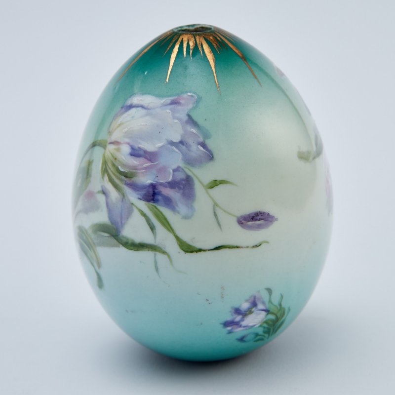 Фарфоровое пасхальное яйцо с изображением тюльпанов.