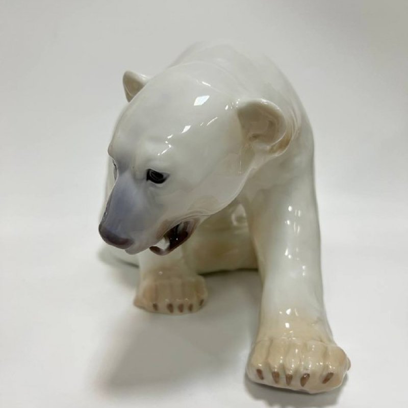 Полярный белый медведь фарфор 