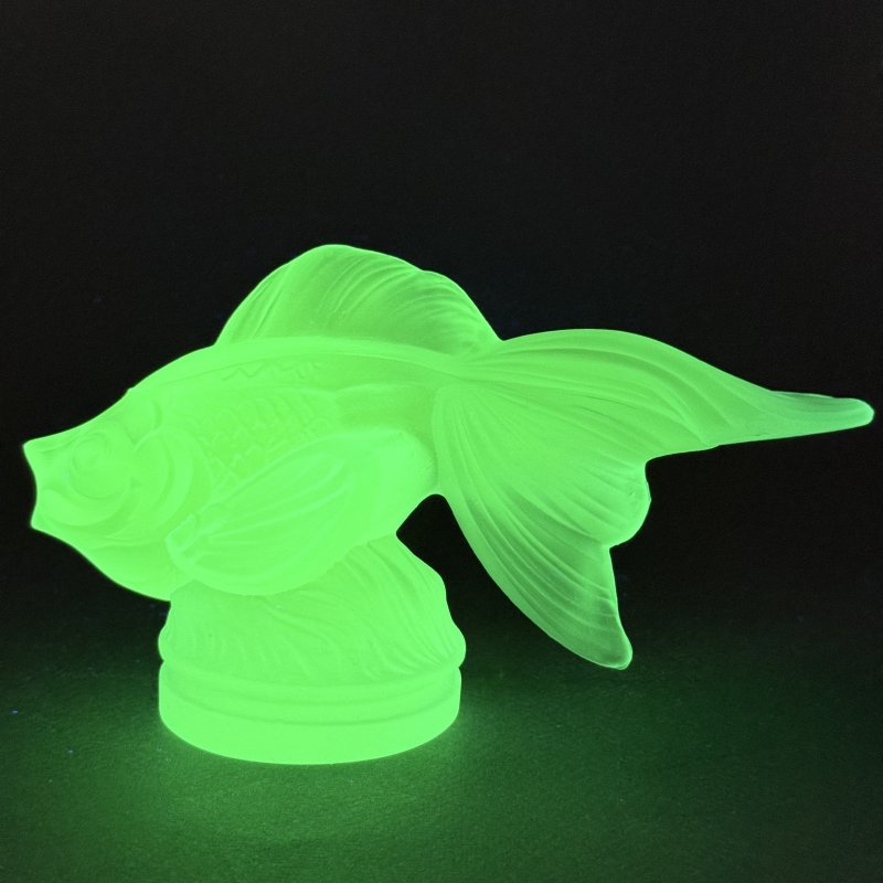 Коллекционная статуэтка Gold Fish из голубого аквамаринового уранового стекла дизайн 1930г. Г. Хоффманн Чехия 21 в (н)