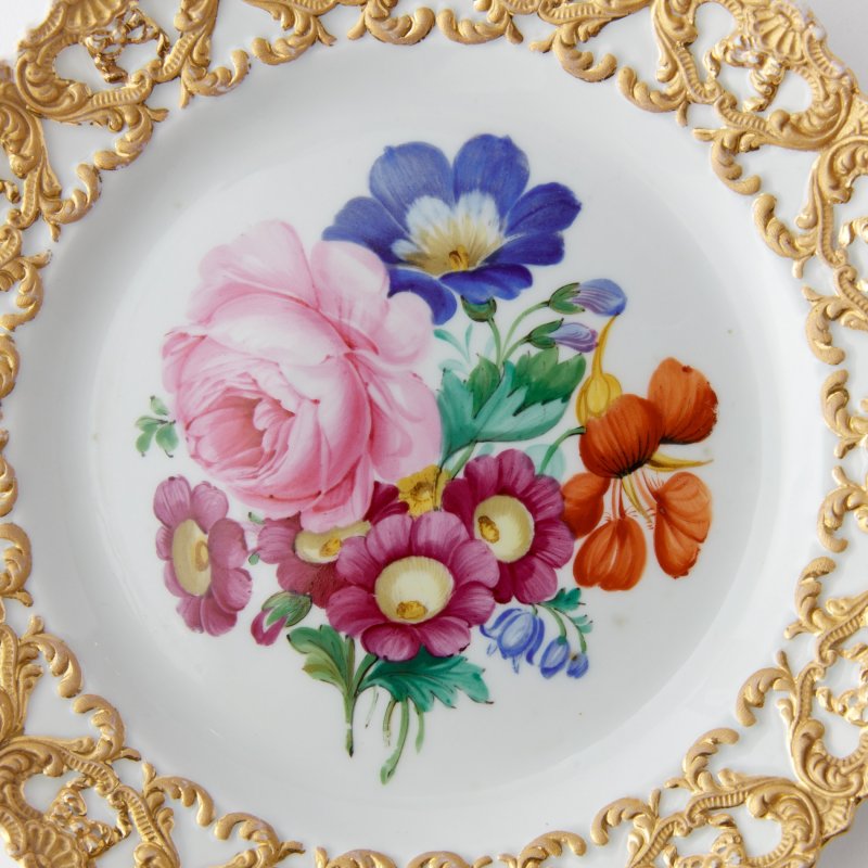 Коллекционная фарфоровая десертная тарелка с ручной росписью
