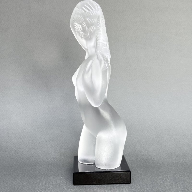 Статуэтка Ингрид в стиле Артдеко сатиновое стекло дизайн 1930г. Г. Хоффманн Чехия 21 в (н)