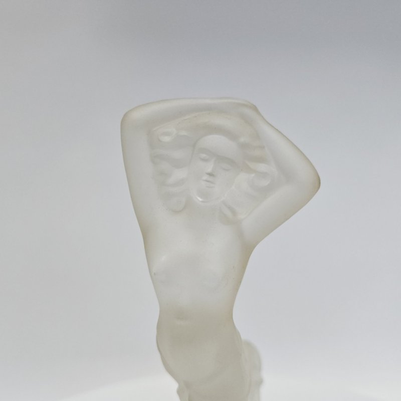 Парфюмерный флакон с крышкой в  виде статуэтки обнаженной женской фигуры в стиле ар-деко
