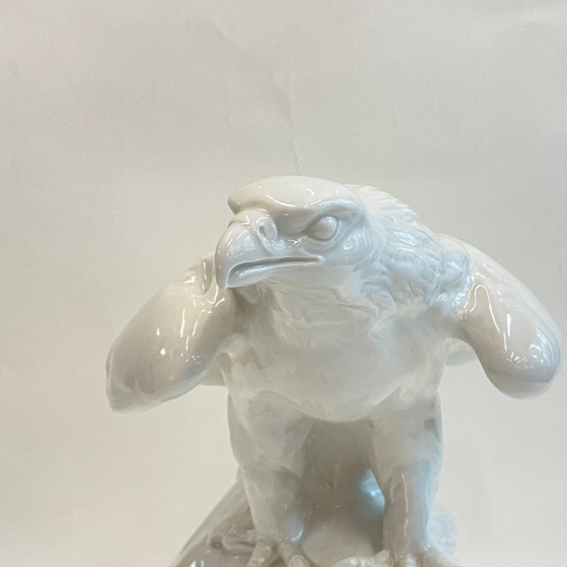 Скульптура «Орел на скале»