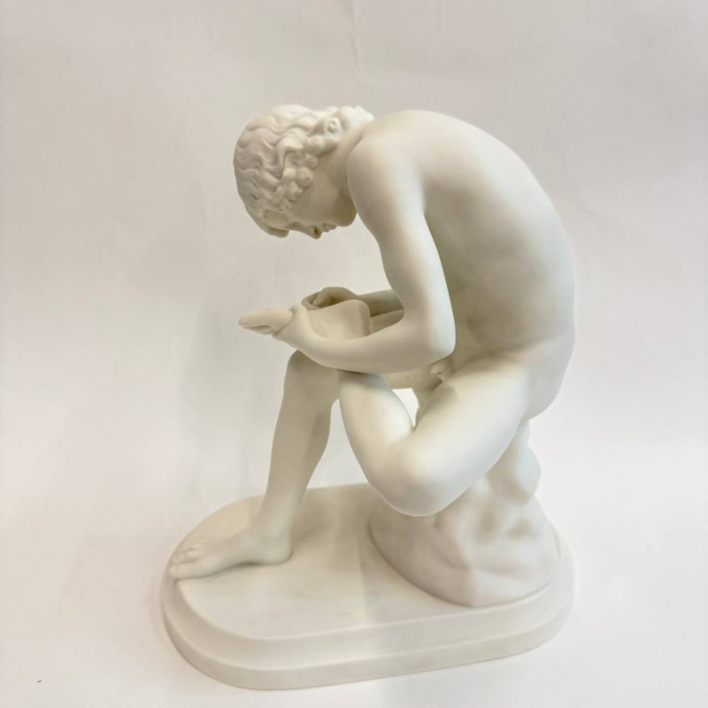 Статуэтку Мальчик вытаскивающий занозу