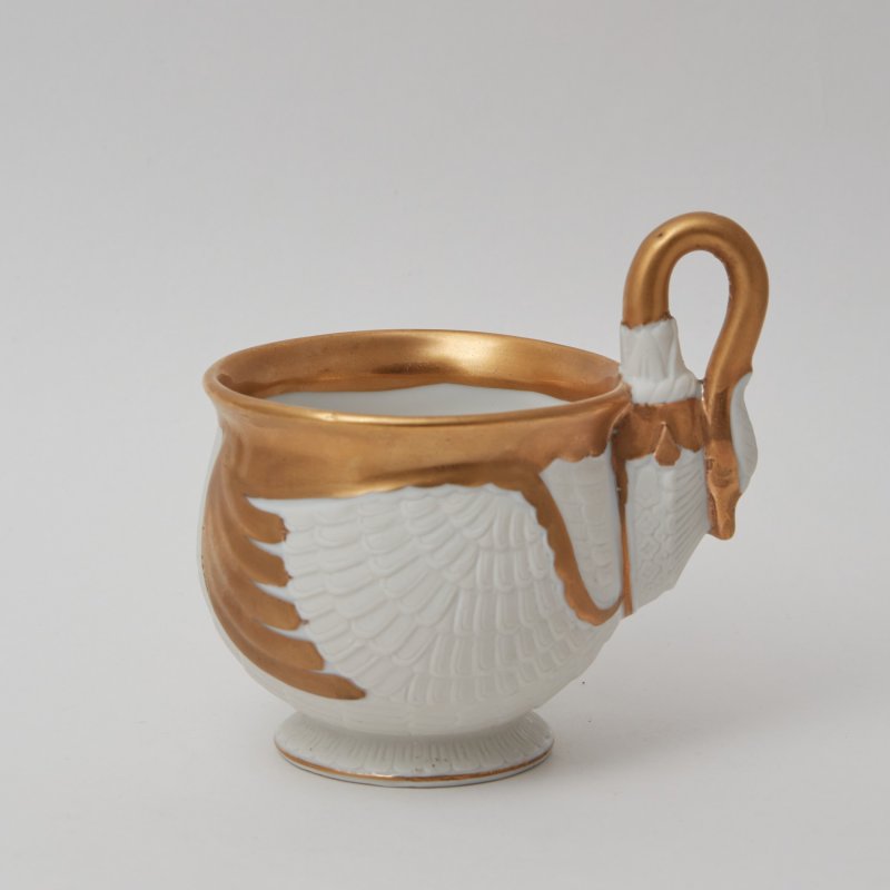 Фарфоровая чашка с позолотой и с ручкой в форме лебедя