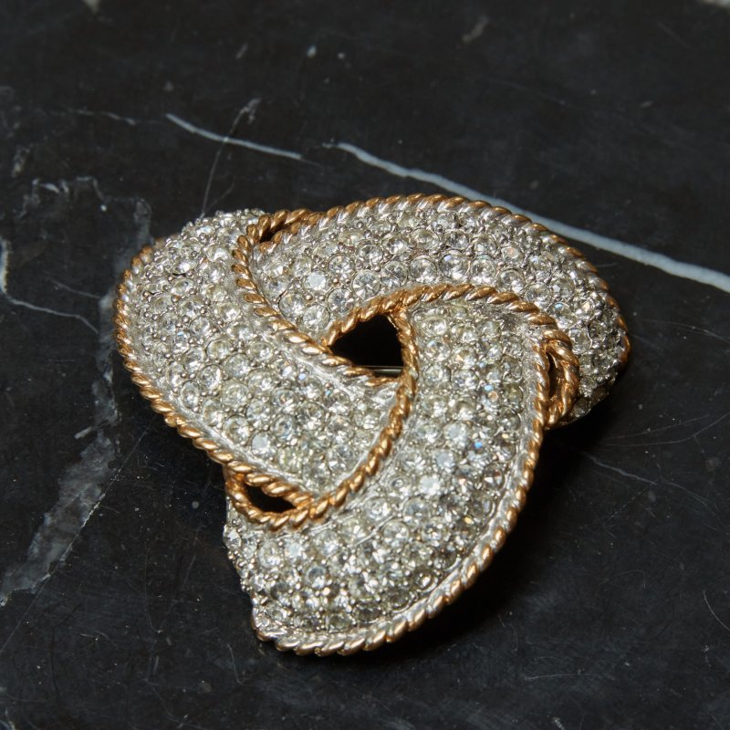 Брошь Carolee Кельтский узел белые стразы