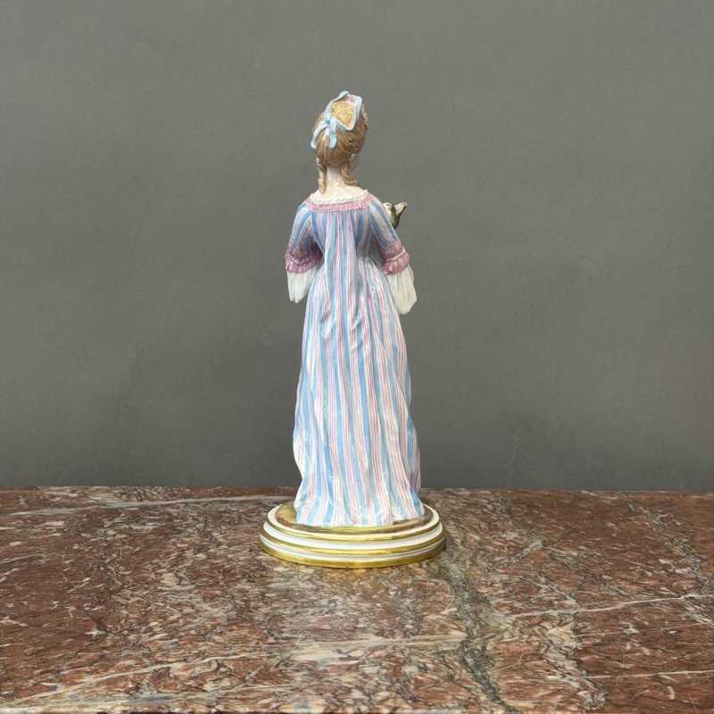 Фарфоровая статуэтка «Дама с кошкой» (Dame Meissen (https://www.meissen.com/) конца XIX века (по модели скульптора Якоба Унререра 1881 года, форма № L 163 