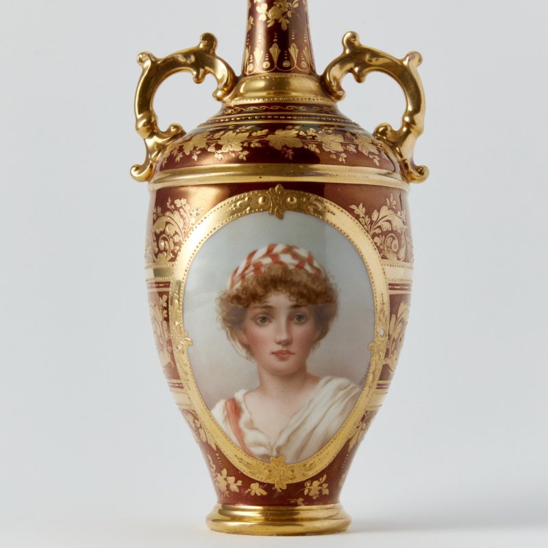 Старинная ваза ручной работы с живописным портретом девушки Iris