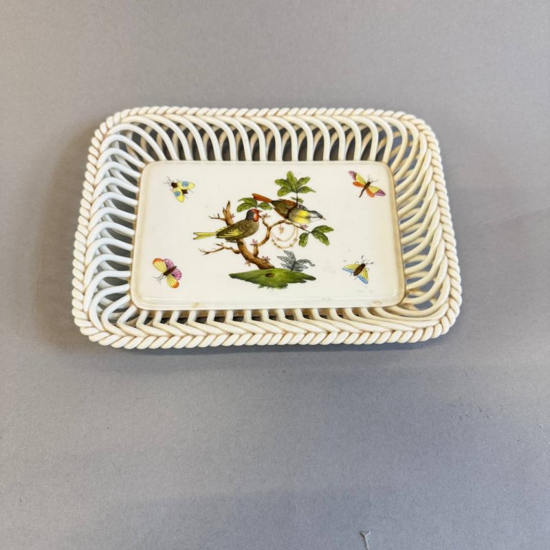 Небольшая вазочка прямоугольной формы