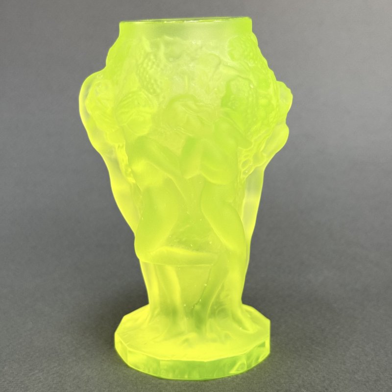 Ваза Вакханки из вазелинового уранового стекла дизайн 1930г. Г. Хоффманн Чехия 21 в