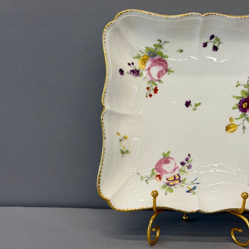  Квадратное блюдо с фестончатым краем