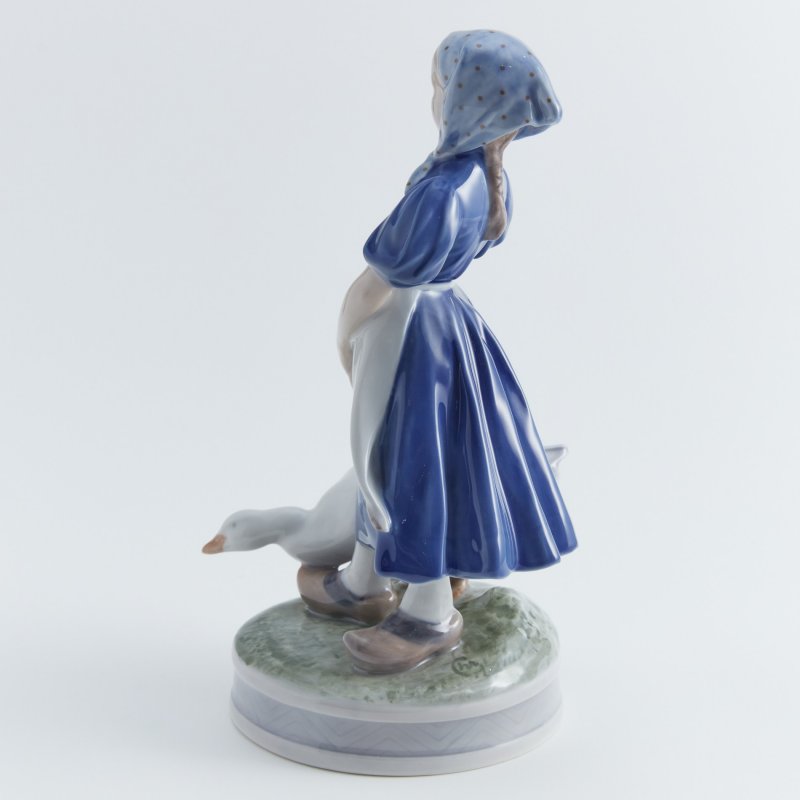 Коллекционная статуэтка Девушка с гусем