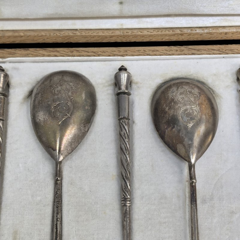 Набор старинных серебряных ложек для чая, в антикварном кофре, 84 пр. пробирный мастер Соколов М.Ф.