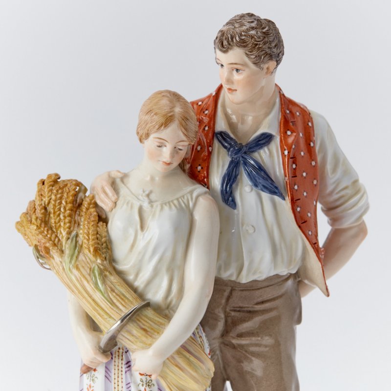 Старинная фарфоровая композиция в стиле модерн Молодая крестьянская пара