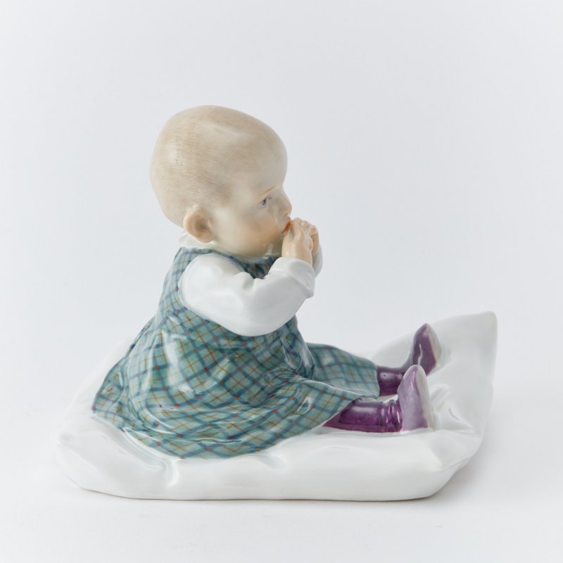 Старинная фарфоровая статуэтка Малыш на подушке