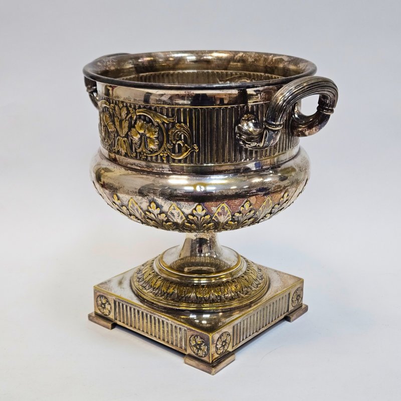 Ваза в форме кубка на пьедестале в неоклассическом стиле из металла с серебрением