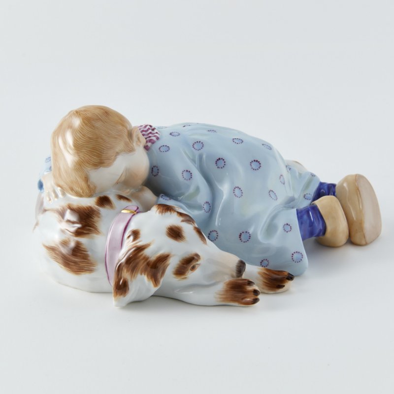 Статуэтка Ребенок, лежащий на собаке. Скульптор Konrad Hentschel