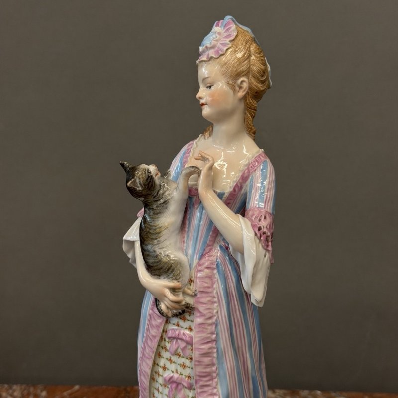 Фарфоровая статуэтка «Дама с кошкой» (Dame Meissen (https://www.meissen.com/) конца XIX века (по модели скульптора Якоба Унререра 1881 года, форма № L 163 