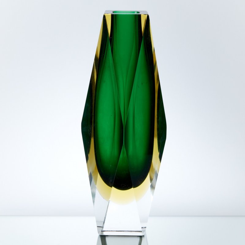 Старинная ваза из зеленого стекла