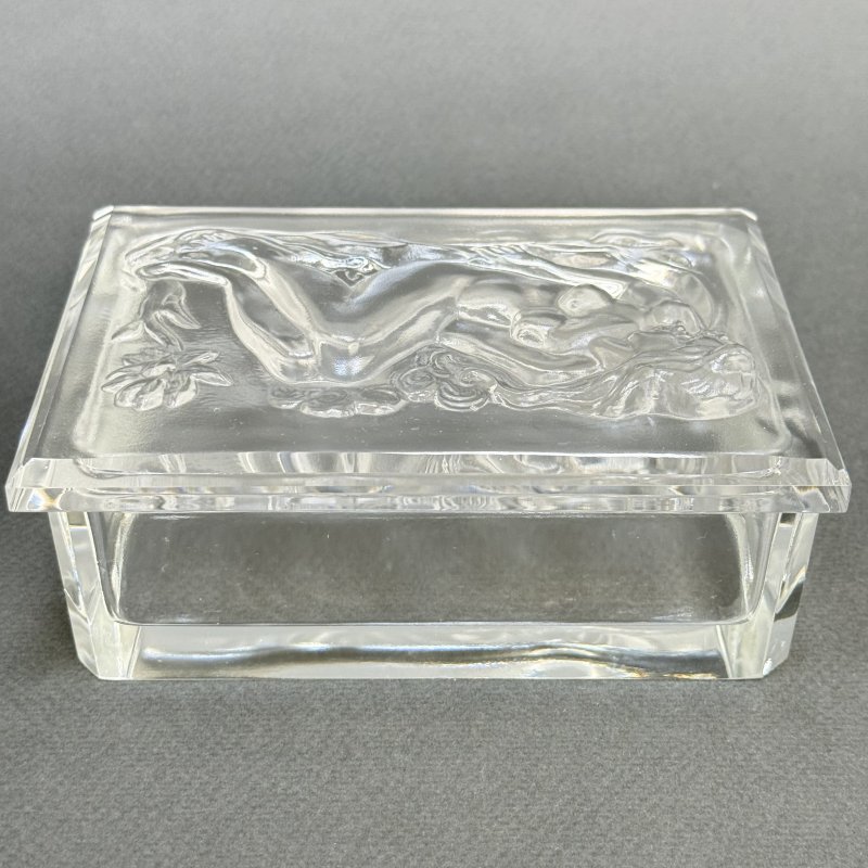 Шкатулка для украшений в стиле Артдеко из сатинового стекла дизайн 1930г. Г. Хоффманн Чехия 21 в