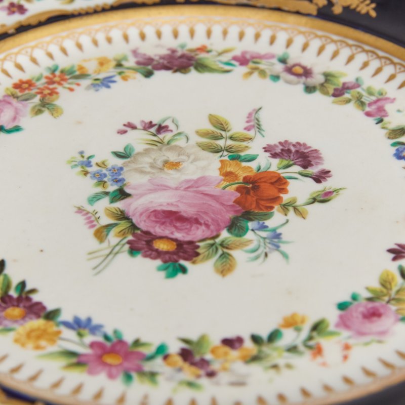 Старинная фарфоровая тарелка. Времена правления Николая I