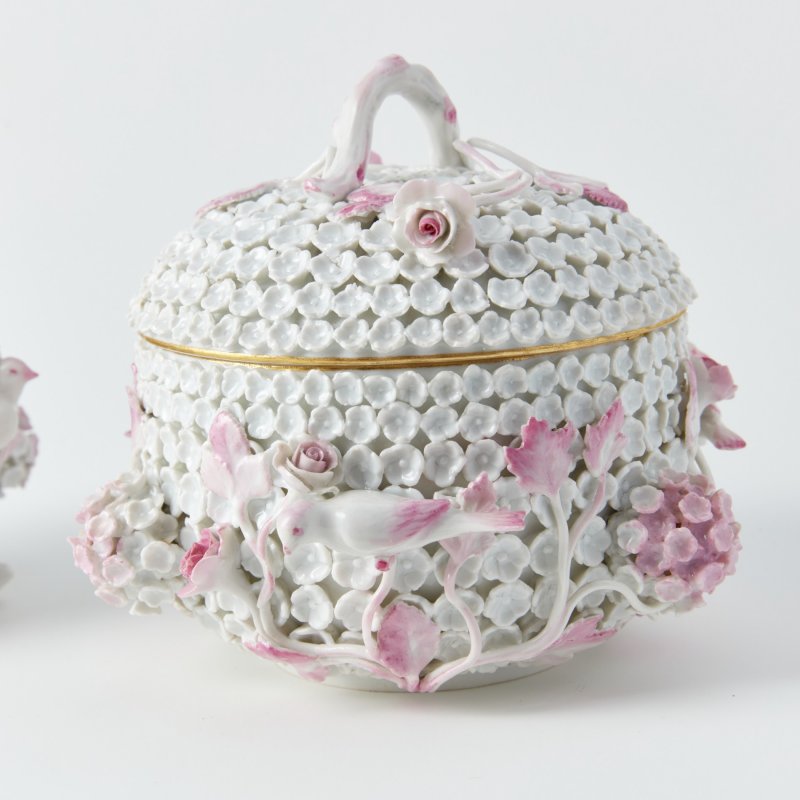Старинный набор из сахарницы и молочника с лепным декором Snowball blossom.