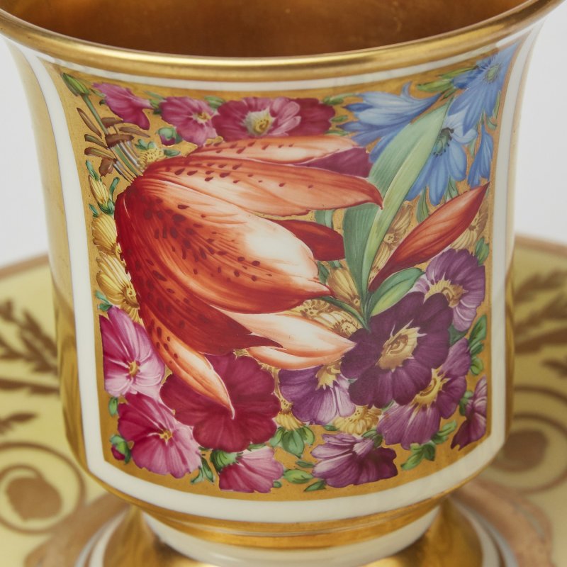 КРМ. Коллекционная чашка с блюдцем с цветочной росписью