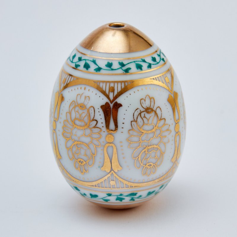 Фарфоровое пасхальное яйцо с золоченым орнаментом Розы.