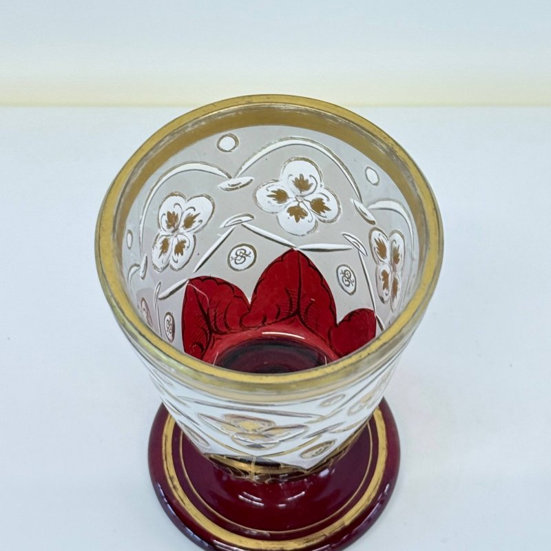 Кубок из стекла с белым цветом