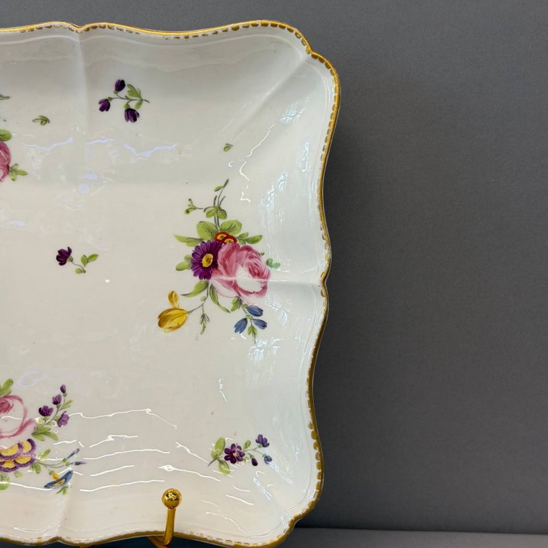  Квадратное блюдо с фестончатым краем