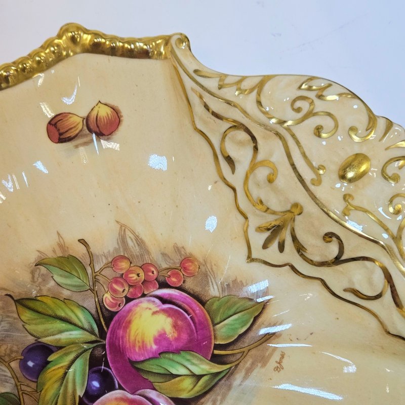 Декоративная тарелка с росписью в виде фруктов