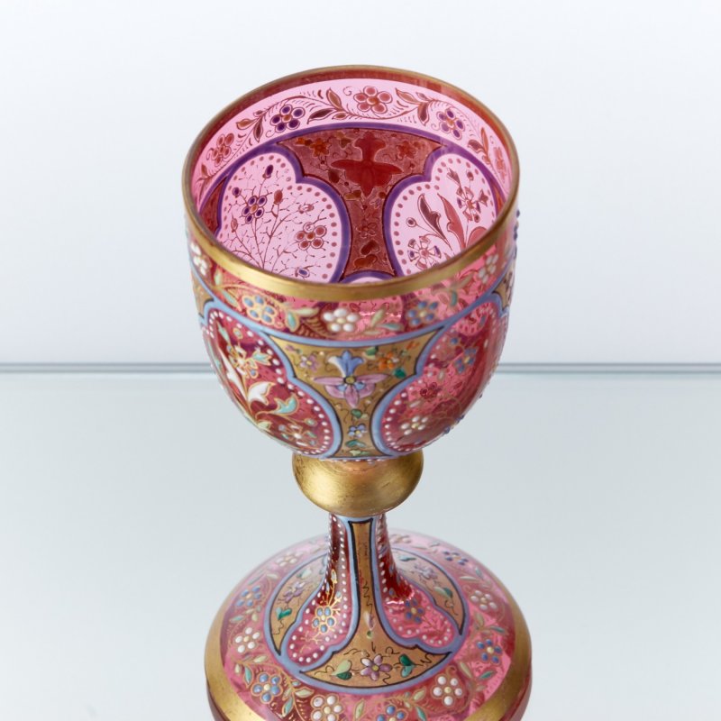 Старинный ликерный бокал из клюквенного стекла с ручной росписью 