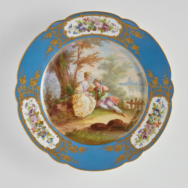 Старинная тарелка с галантной сценой в севрском стиле, Chateau des Tuileries
