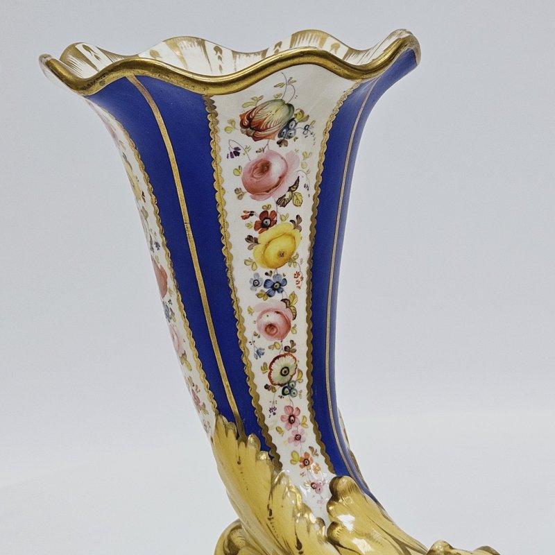 Парные вазы, в форме рога изобилия с головой Овна на  основании, ярко синее крытье, позолота, надглазурная полихромная роспись цветы