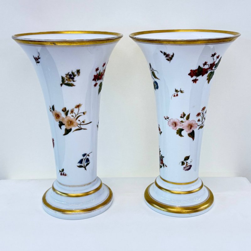 Пара старинных  больших ваз  в стиле Baccarat