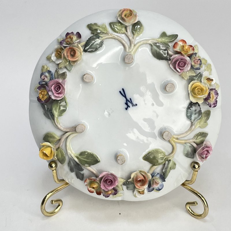 Старинная коллекционная чашка с блюдцем c лепными цветами Meissen 1920-1930 Германия