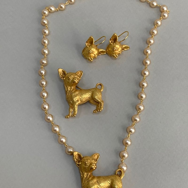 Комплект колье, серьги и брошь с чихуахуа и искусственным жемчугом Askew London 