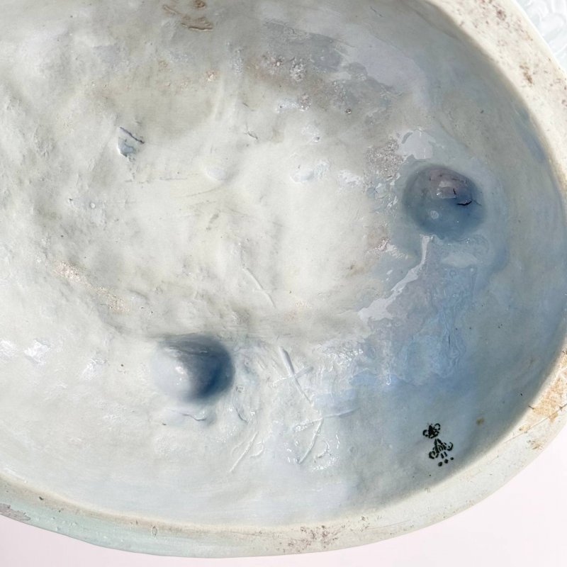  Путти с музыкальным инструментом на раковине