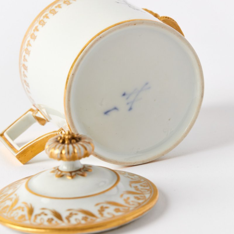 Старинная юбилейная чашка с крышкой для шоколада. 50-летие правления Фридриха Августа I.