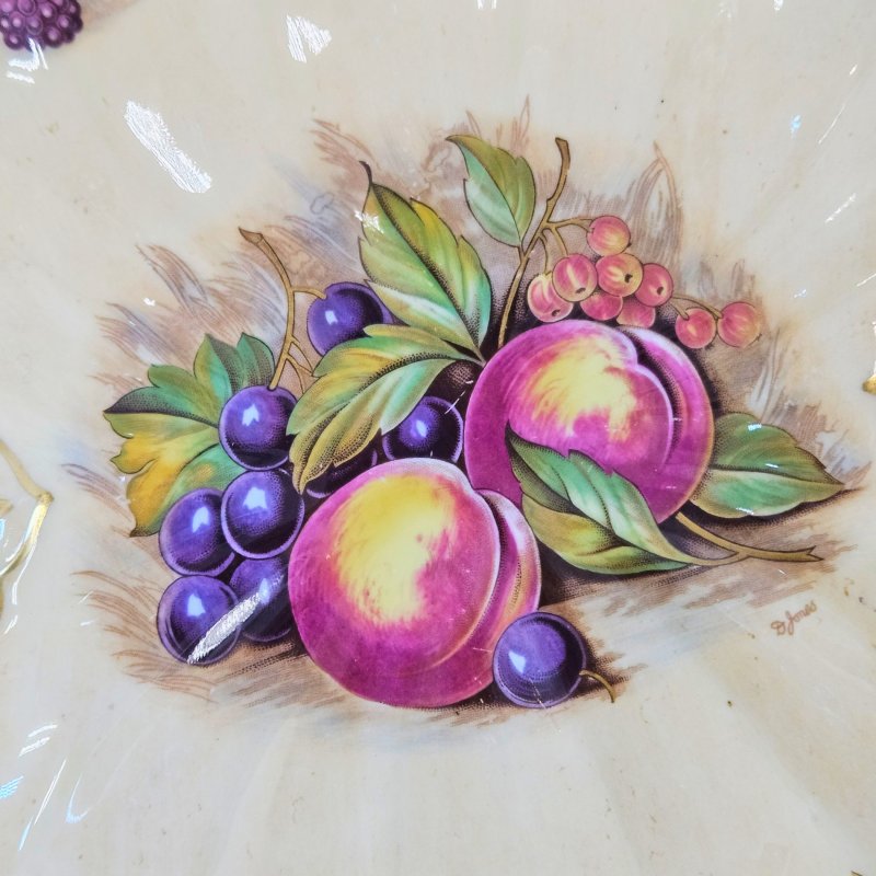 Декоративная тарелка с росписью в виде фруктов