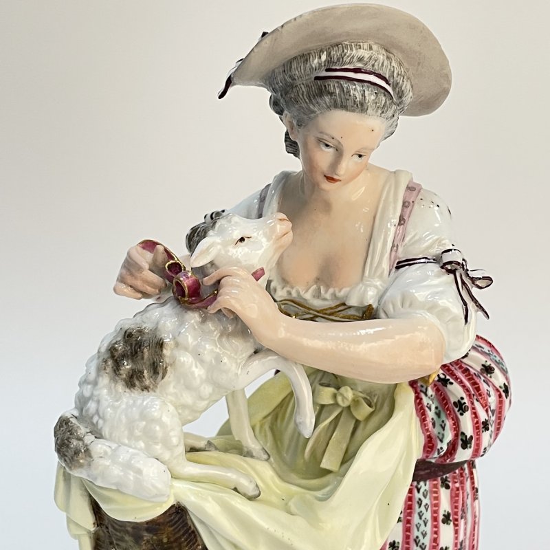 Фигурка Девушка с ягненком период Марколини Meissen 1774-1814 г