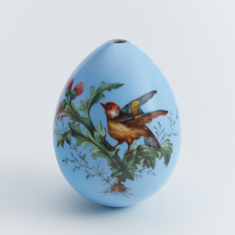 Фарфоровое пасхальное яйцо с изображением растений и птицы.
