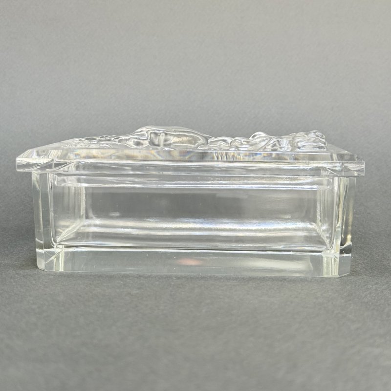 Шкатулка для украшений в стиле Артдеко из сатинового стекла дизайн 1930г. Г. Хоффманн Чехия 21 в