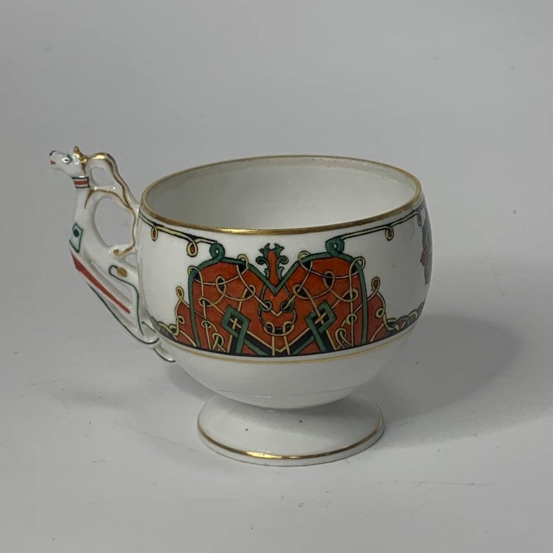 Старинная фарфоровая чашка в русском стиле с ручкой-коньком