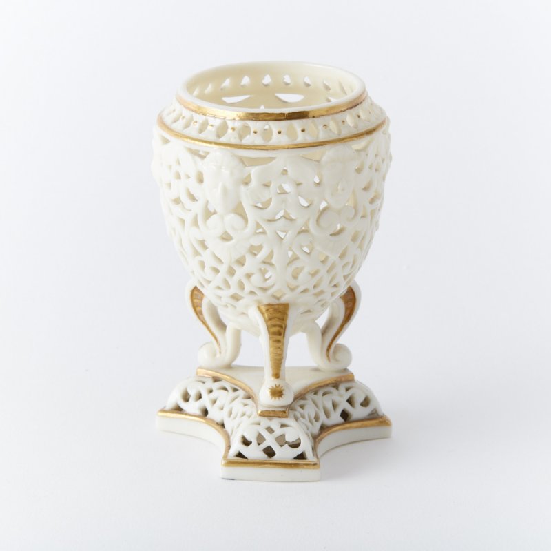 Старинная вазочка-ароматница из костяного фарфора