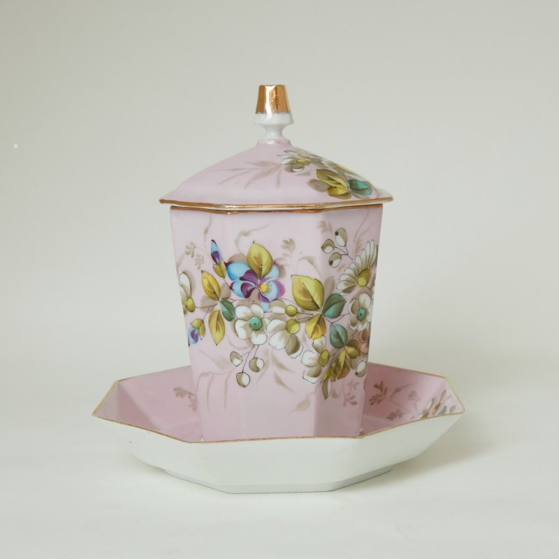 Чашка с крышкой и блюдцем розовая с ромашками