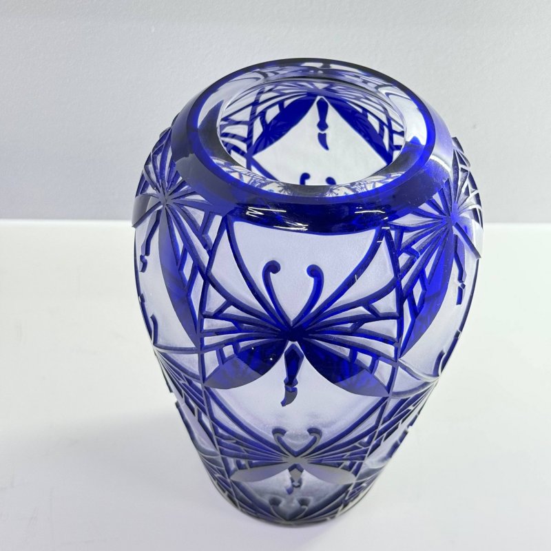 Ваза Арт-деко с декором в виде бабочек 