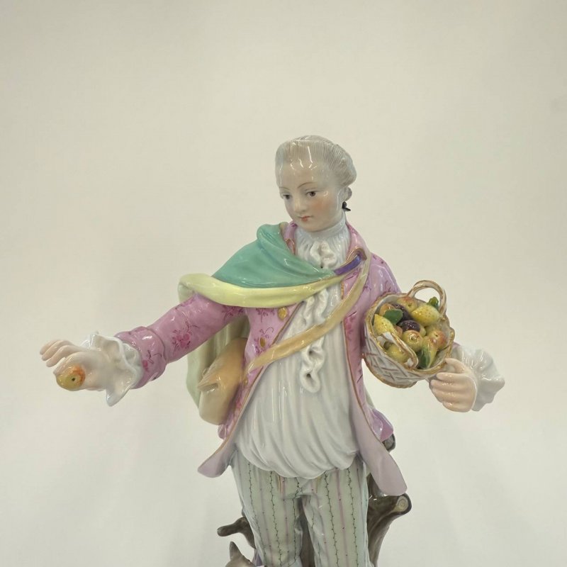 Статуэтка Meissen Юноша с фруктами и собакой